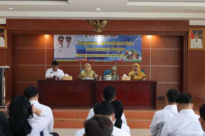 PENGAWASAN. Dinas Ketahanan Pangan (DKP) Kota Tangerang melakukan Kegiatan Pengawasan dan Pembinaan Mutu dan Keamanan Pangan di Aula Gedung Cisadane, Kecamatan Karawaci, Kota Tangerang, Senin (22/6).