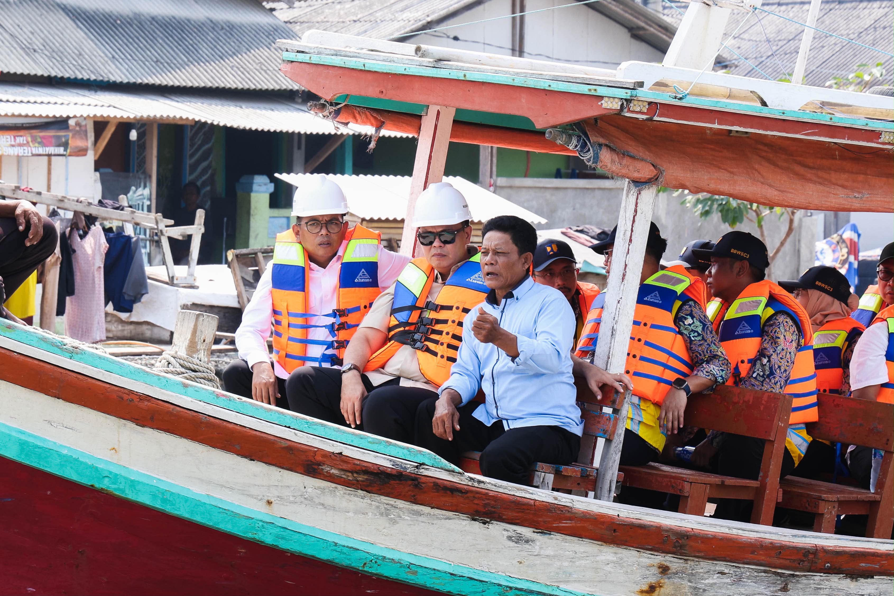 PENGERUKAN SEDIMENTASI. Gubernur Banten Andra Soni meninjau pelaksanaan proyek pengendalian banjir sekaligus pengerukan sedimentasi di aliran Sungai Cibanten, tepatnya jalur nelayan di Pelabuhan Karangantu, Kota Serang, Rabu (24/6). BIRO ADPIM PEMPROV BANTEN