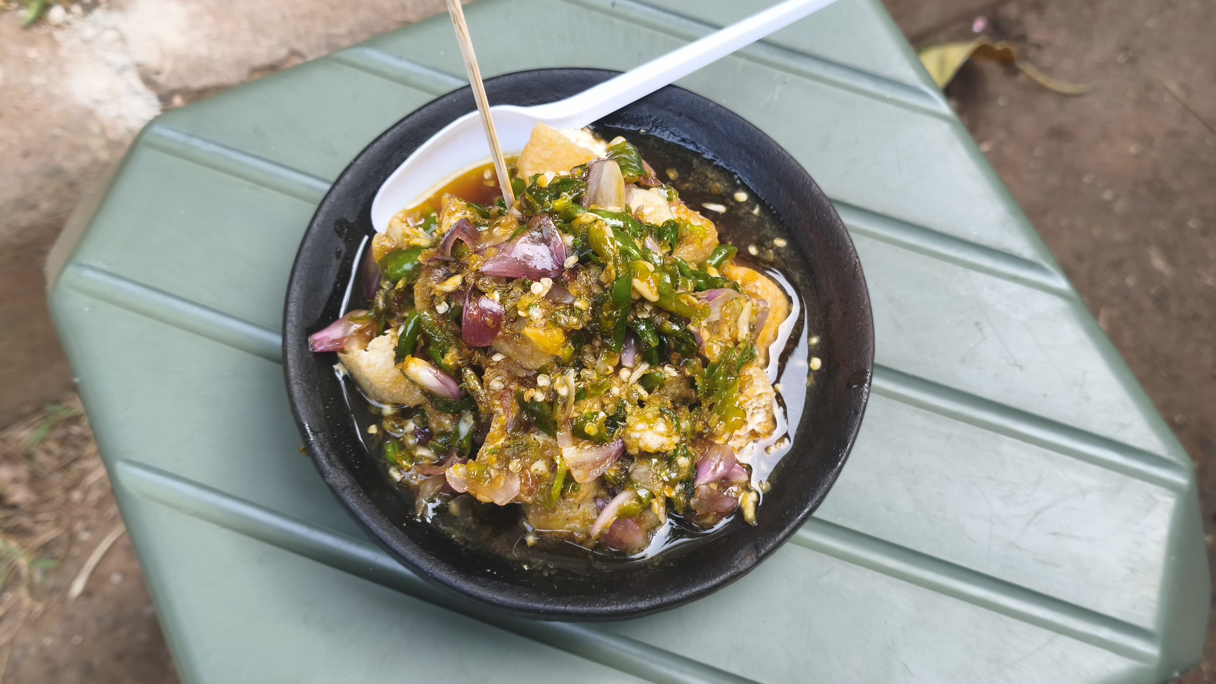 Seporsi Tahu Gejrot Tepos yang disajikan dengan potongan tahu goreng, kuah bercita rasa manis, asam, dan pedas, menjadi favorit para pencinta kuliner di kawasan Gading Serpong. Foto : Ist