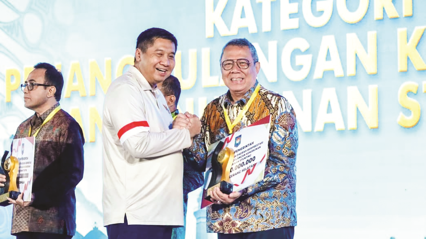 PENGHARGAAN. Wali Kota Tangsel, Benyamin Davnie saat menerima penghargaan atas penanggulangan kemiskinan dan penurunan stunting di Yogyakarta, Kamis (4/6).