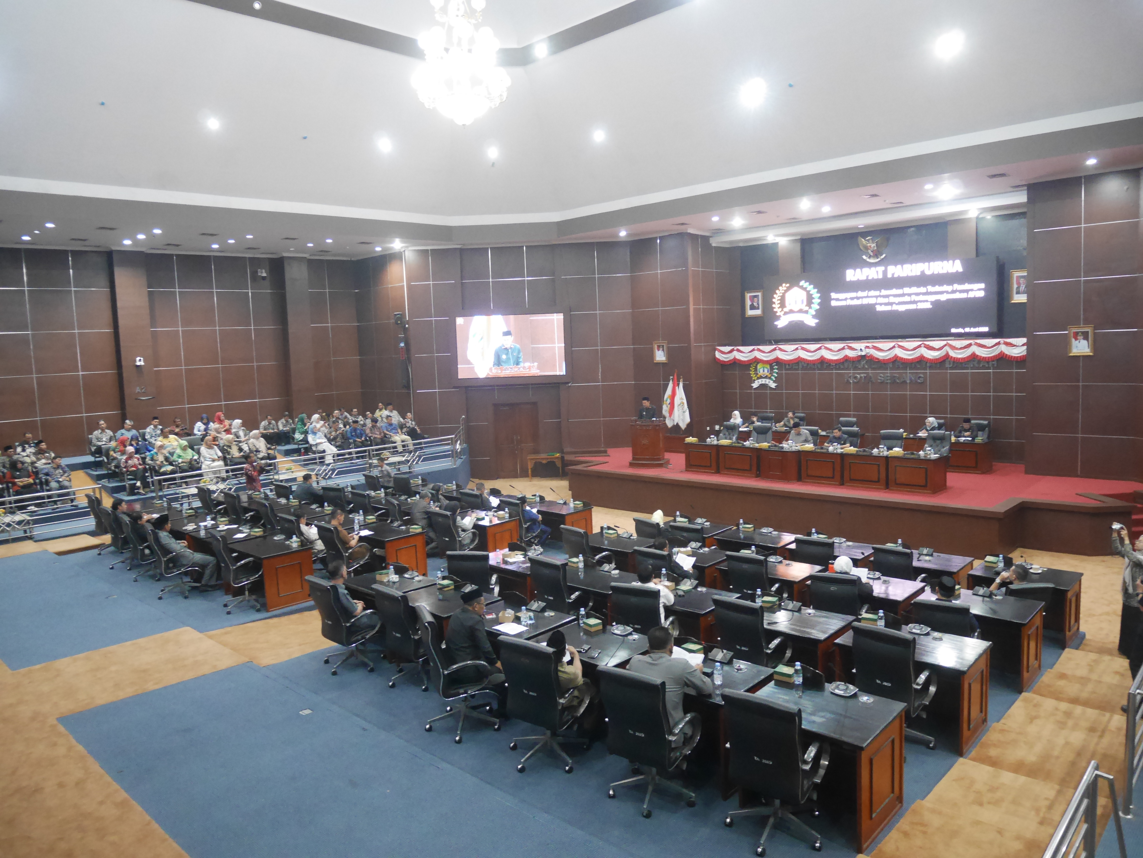 Suasana rapat paripurna dengan agenda Penyampaian Jawaban Atas Pemandangan Umum Fraksi-Fraksi terhadap Raperda tentang Pertanggungjawaban Pelaksanaan APBD TA 2025, di DPRD Kota Serang, Kamis (18/6/2026).(Ari Supriadi-tangselpos.id)