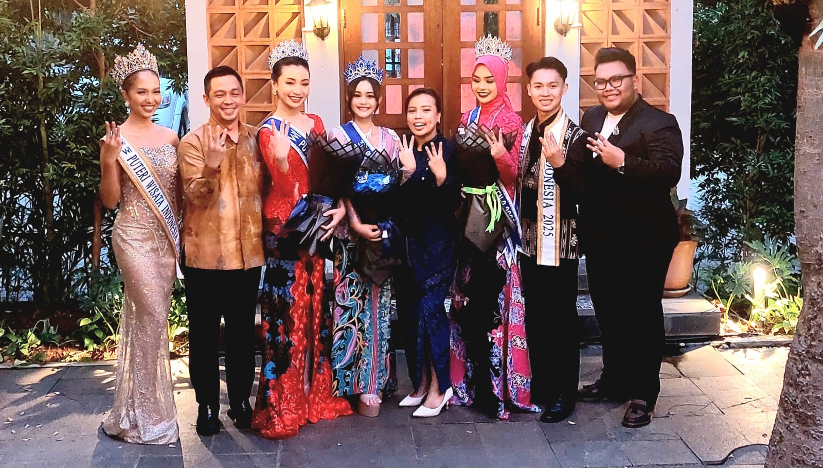 Tiga putri terbaik hasil seleksi Putri Wisata Banten 2026 resmi mendapatkan penyematan mahkota dan selempang sebagai perwakilan Provinsi Banten. Foto : Ist