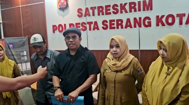 PENDAMPINGAN HUKUM. Tim Zona Klinik Advokasi Hukum atau Zakiyah Pemerintah Kabupaten (Pemkab) Serang mendampingi korban dugaan tindak pidana kekerasan seksual seorang pelajar SMP ke Mapolresta Serang Kota, Rabu (24/6). HUMAS PEMKAB SERANG