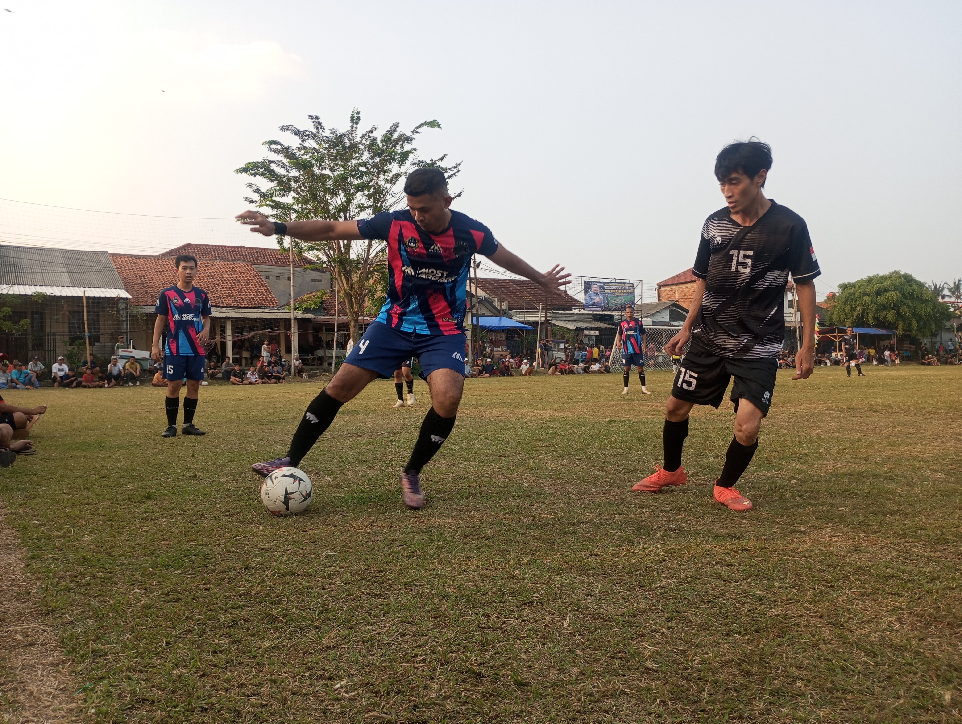 Bek PS Binajaya, Togo kuasai bola dan coba direbut pemain Porgas pada laga putaran pertama, Kamis (18/06/2026).(tangselpos.id).