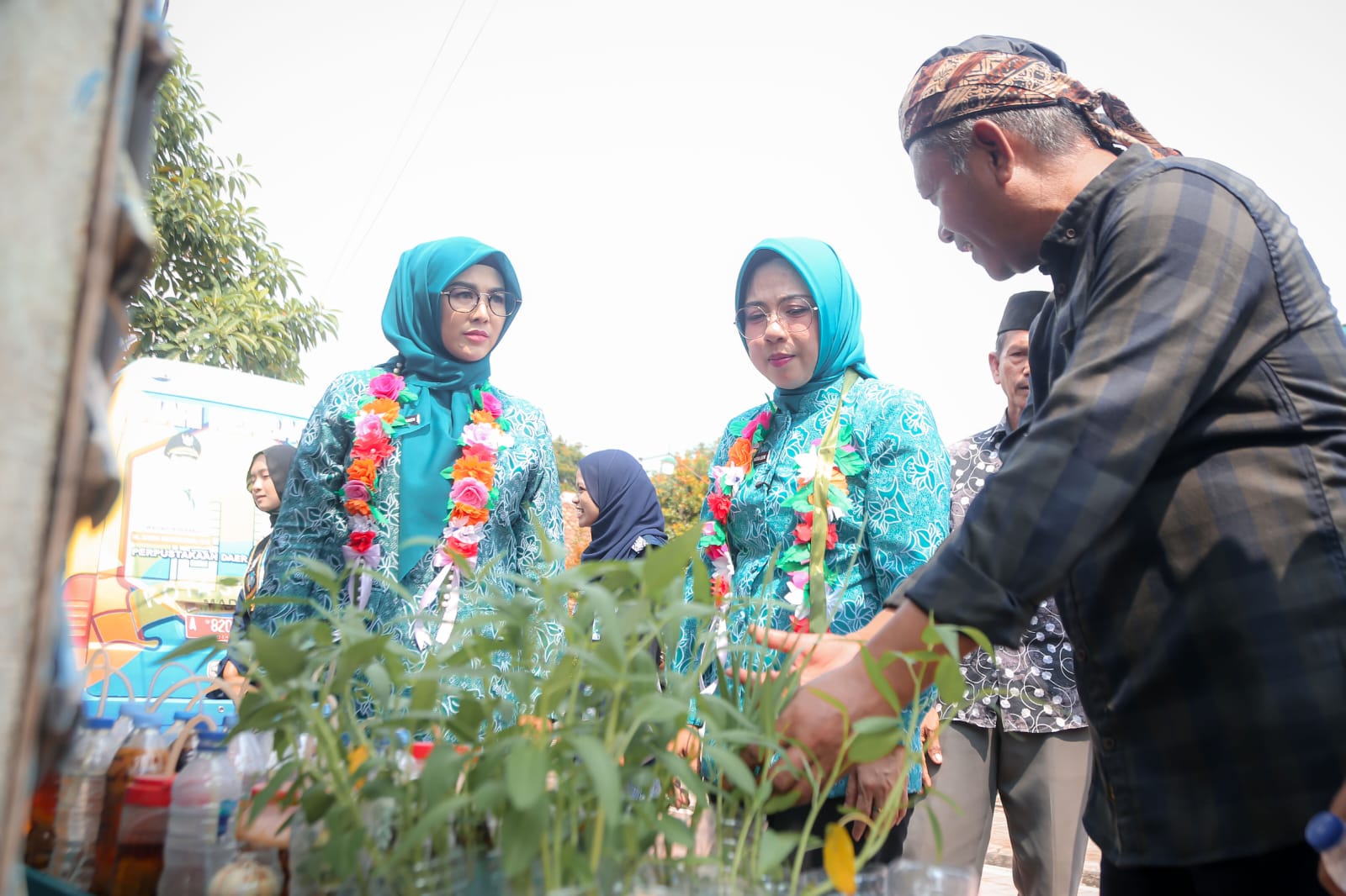 Ketua TP PKK Banten Tinawati Andra Soni saat menghadiri kegiatan Evaluasi Penyelenggaraan Program PKK dalam rangka Hari Kesatuan Gerak (HKG) PKK ke-54 Tingkat Provinsi Banten di Kelurahan Kalanganyar, Kecamatan Taktakan, Kota Serang, Kamis (18/6). BIRO ADPIM PEMPROV BANTEN