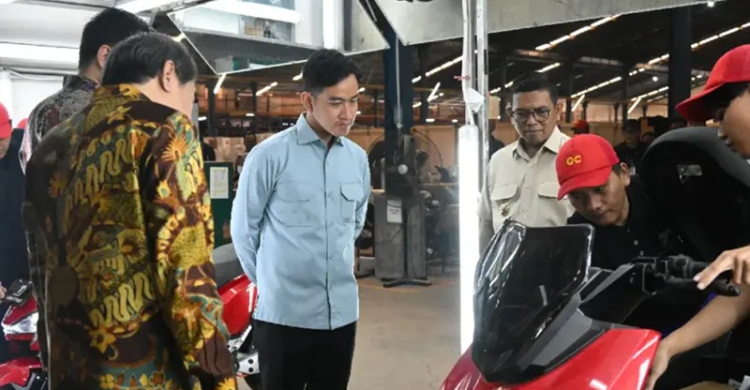 Wapres Gibran didampingi Gubernur Banten Andra Soni (no 3 dari kanan) saat meninjau fasilitas produksi PT Terang Dunia Internusa (TDI) Plant III di Kadu Jaya, Curug, Kabupaten Tangerang. Foto : Ist