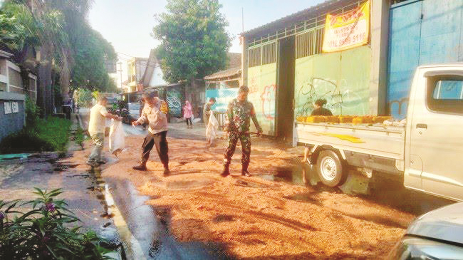 Tumpahan minyak goreng curah di Jalan Suka Damai, Kecamatan Ciputat, Sabtu (6/6).