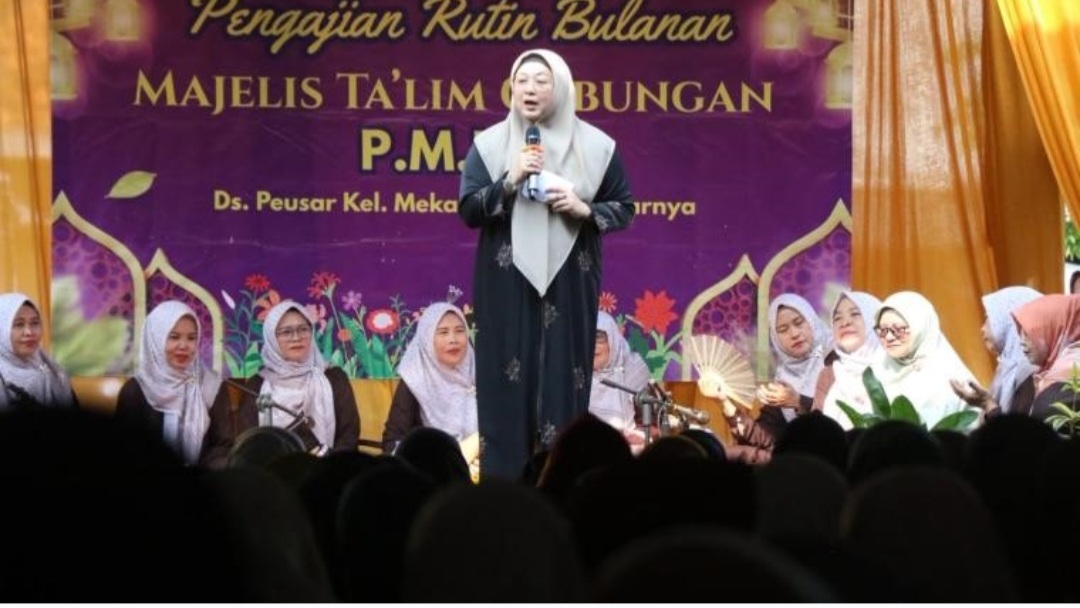 Wakil Bupati Tangerang Intan Nurul Hikmah pada acara di Majelis Taklim gabungan Desa Peusar dan Kelurahan Mekar Bakti