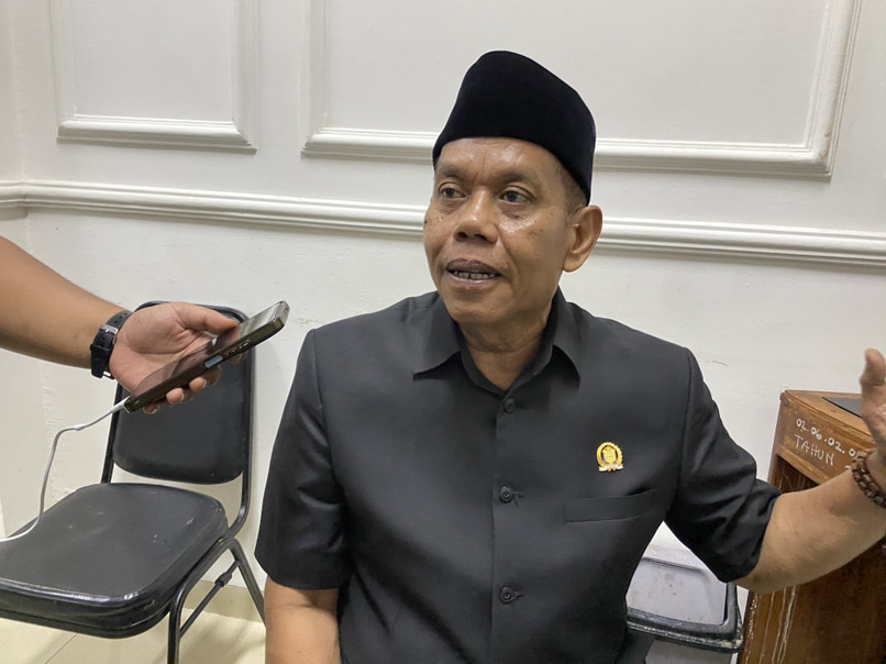 CAPAIAN PAD. Waka II DPRD Pandeglang, Dadi Rajadi sedang diwawancara persoalan tidak tercapainya PAD TA 2025 Kabupaten Pandeglang, saat berada di ruang transit paripurna DPRD Pandeglang, Rabu (24/6). (NIPAL SUTIANA/TANGSEL POS)