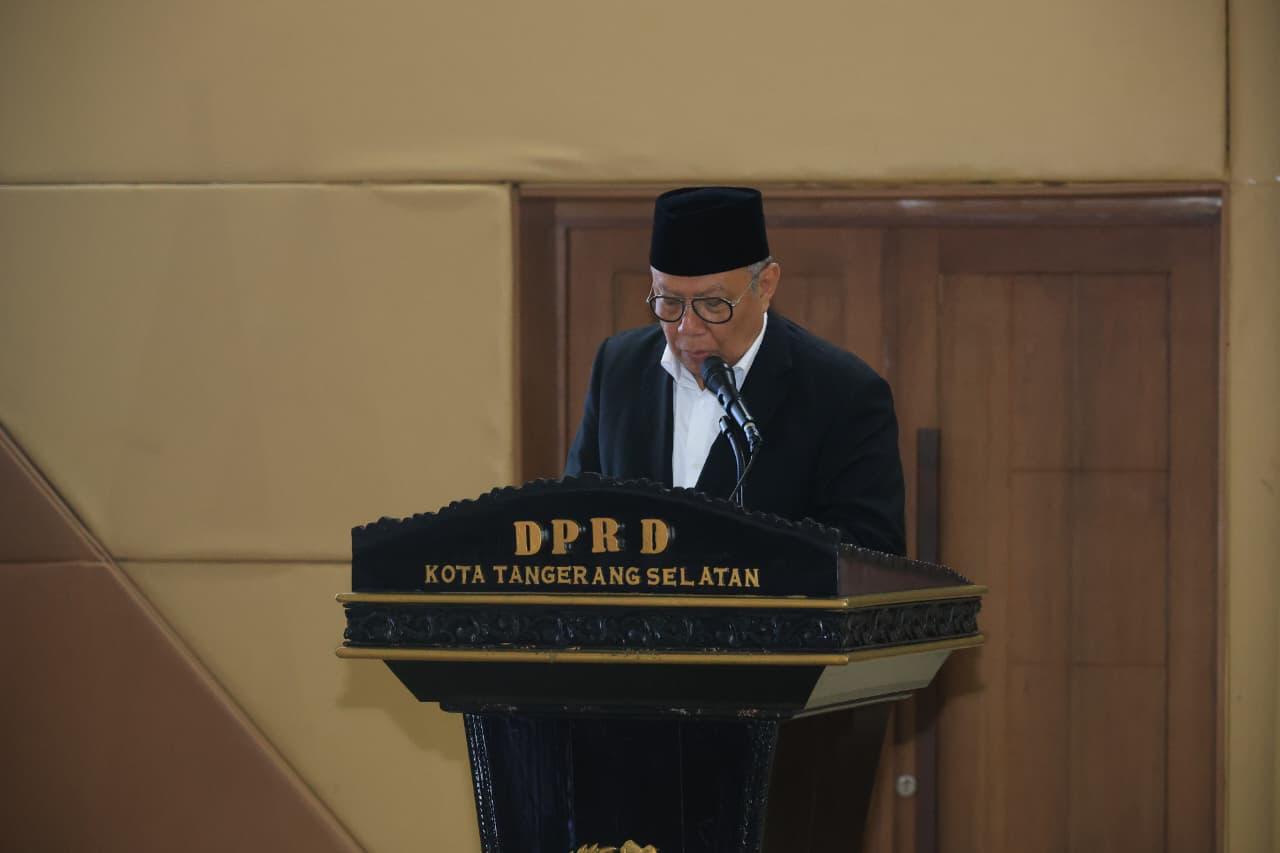 JAWAB PANDUM FRAKSI - Wali Kota Tangsel Benyamin Davnie berikan jawaban atas pandangan umum fraksi dalam paripurna, Senin (22/6).