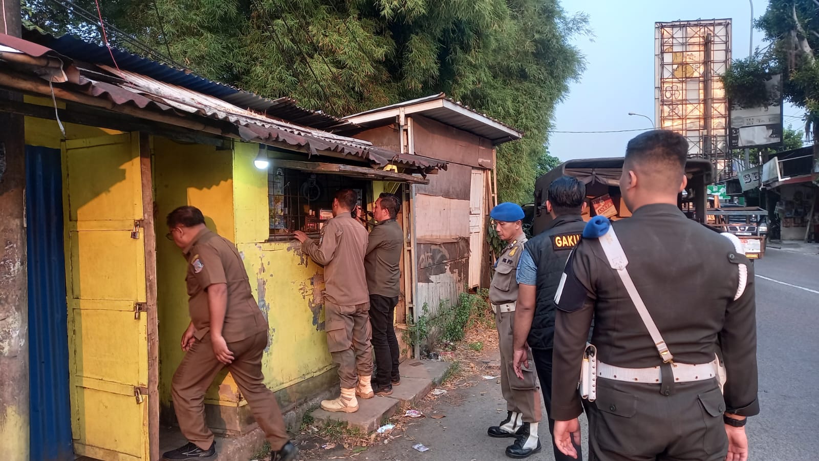 Satpol PP Tangsel lakukan penertiban minuman keras. Foto : Ist
