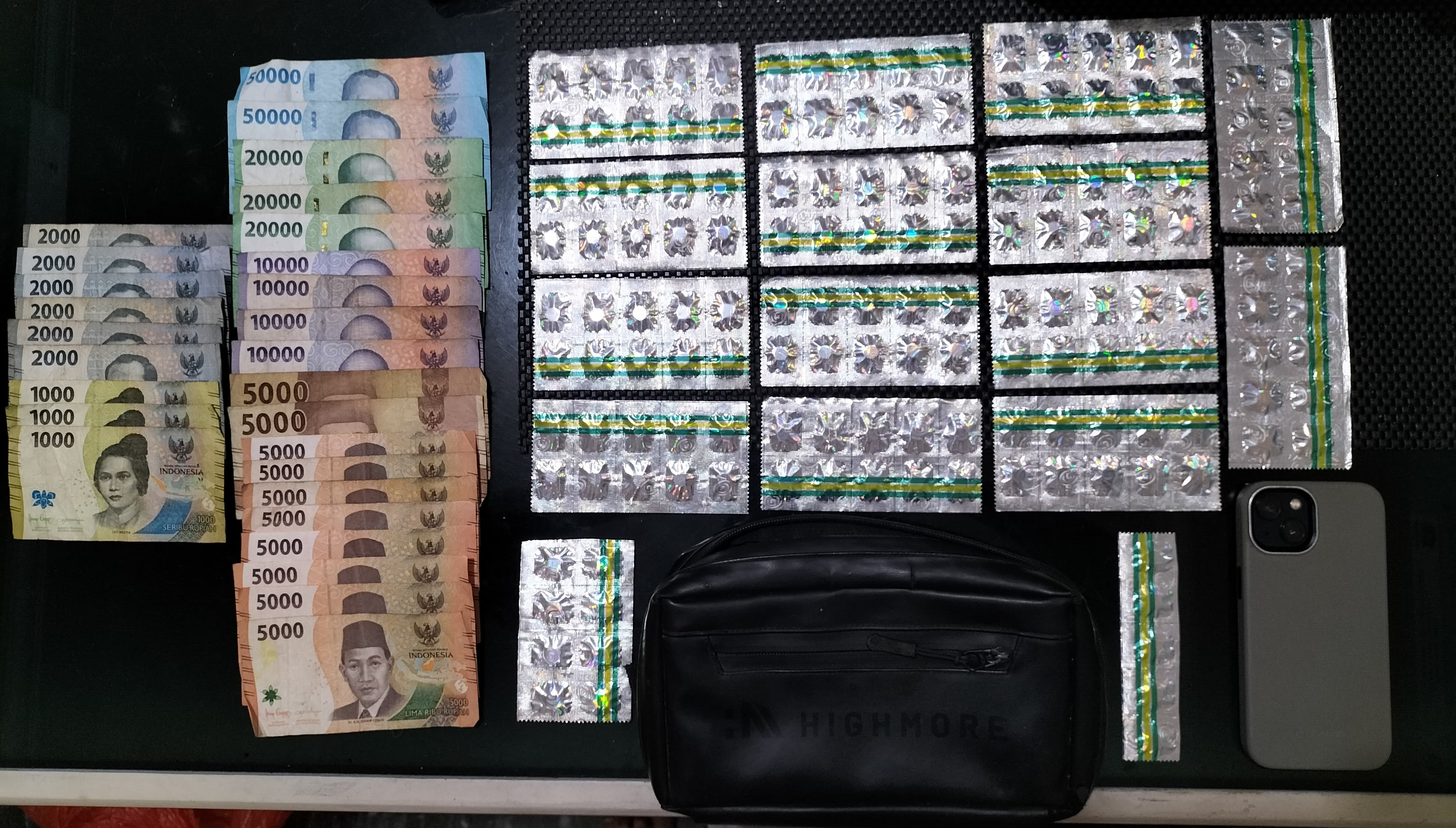 BARANG BUKTI: Sejumlah barang bukti obat keras yang disita oleh aparat Kepolisian. ISTIMEWA