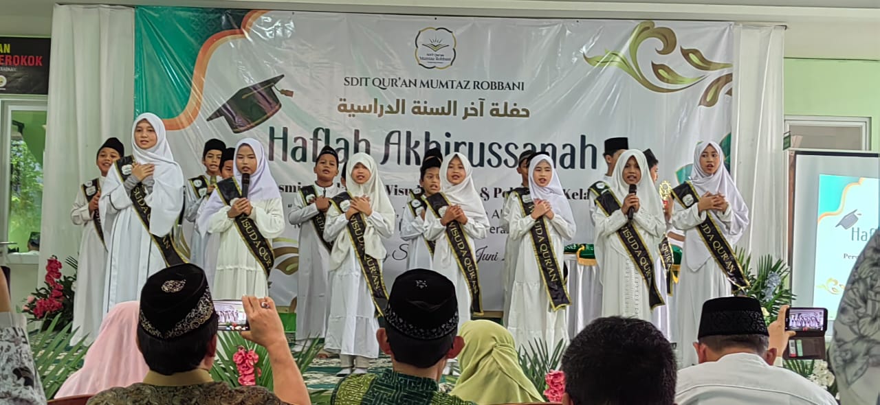 Prosesi wisuda SDIT Quran Mumtaz Robbani  yang digelar di lingkungan sekolah, Pondok Benda, Pamulang, Sabtu (13/6). (tangselpos.id/rmn)