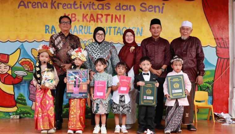 Wakil Bupati (Wabup) Tangerang, Intan Nurul Hikmah, foto bersama usai menghadiri acara kenaikan kelas dan kelulusan siswa-siswi Raudhatul Athfal (RA) Daarul Muttaqien Kecamatan Pagedangan, Minggu (7/6).