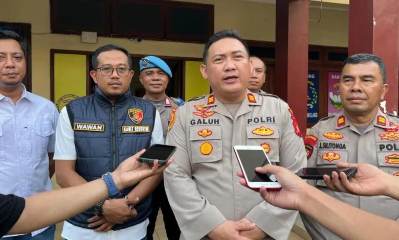 KETERANGAN PERS - Kapolsek Pamulang AKP Galuh saat berikan keterangan pers terkait ungkap kasus pecah kaca.