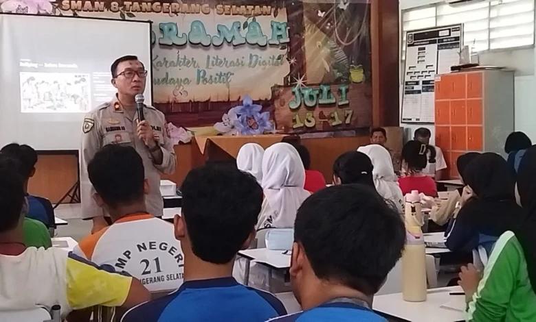 EDUKASI - Kapolsek Ciputat Timur Kompol Bambang Askar Sodiq saat memberikan edukasi kepada para siswa di SMPN 8 Tangsel.