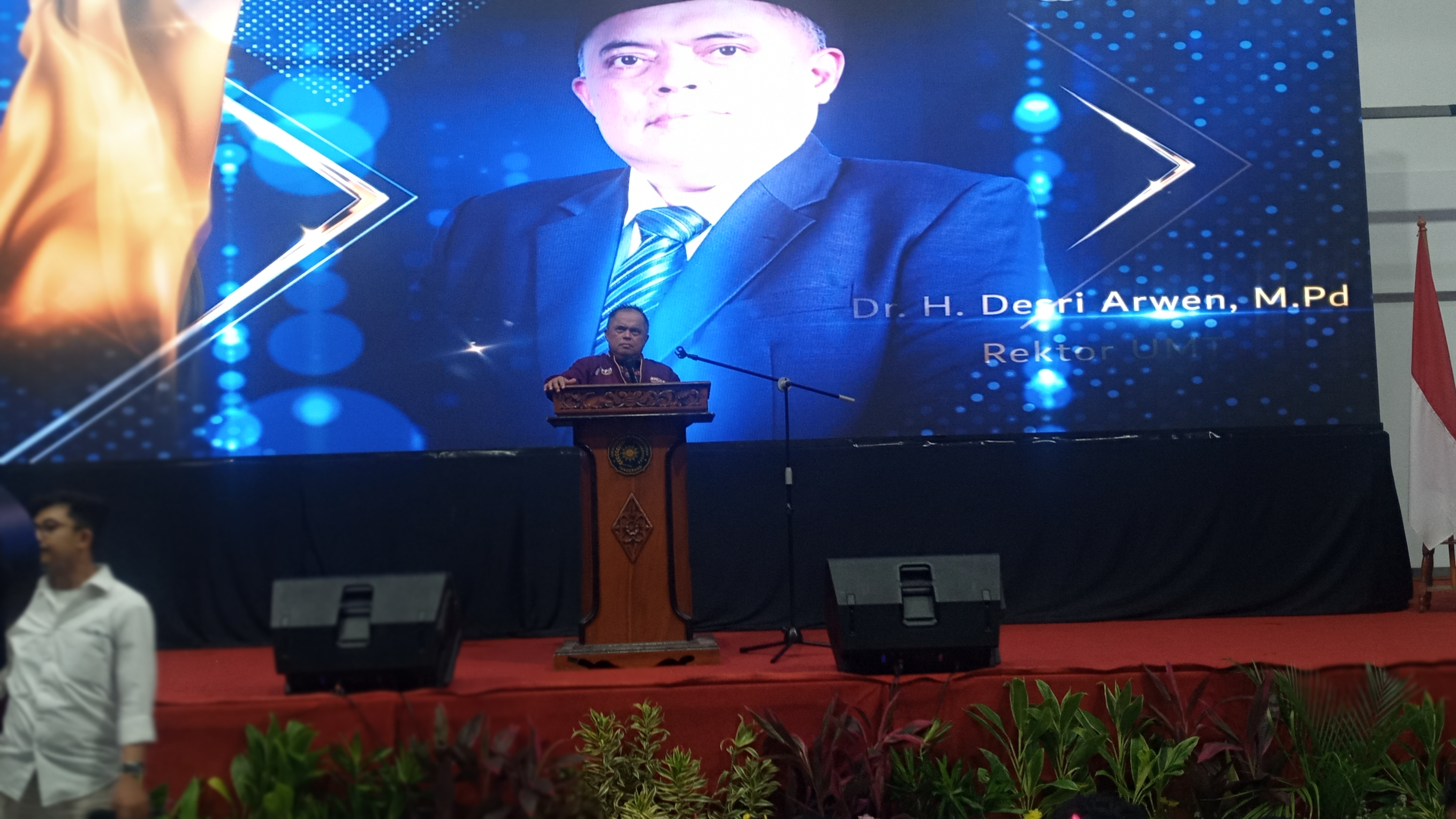 LEPAS MAHASISWA KKN: Rektor UMT Dr Desri Arwen saat melepas mahasiswa yang akan melaksanakan KKN. ISTIMEWA