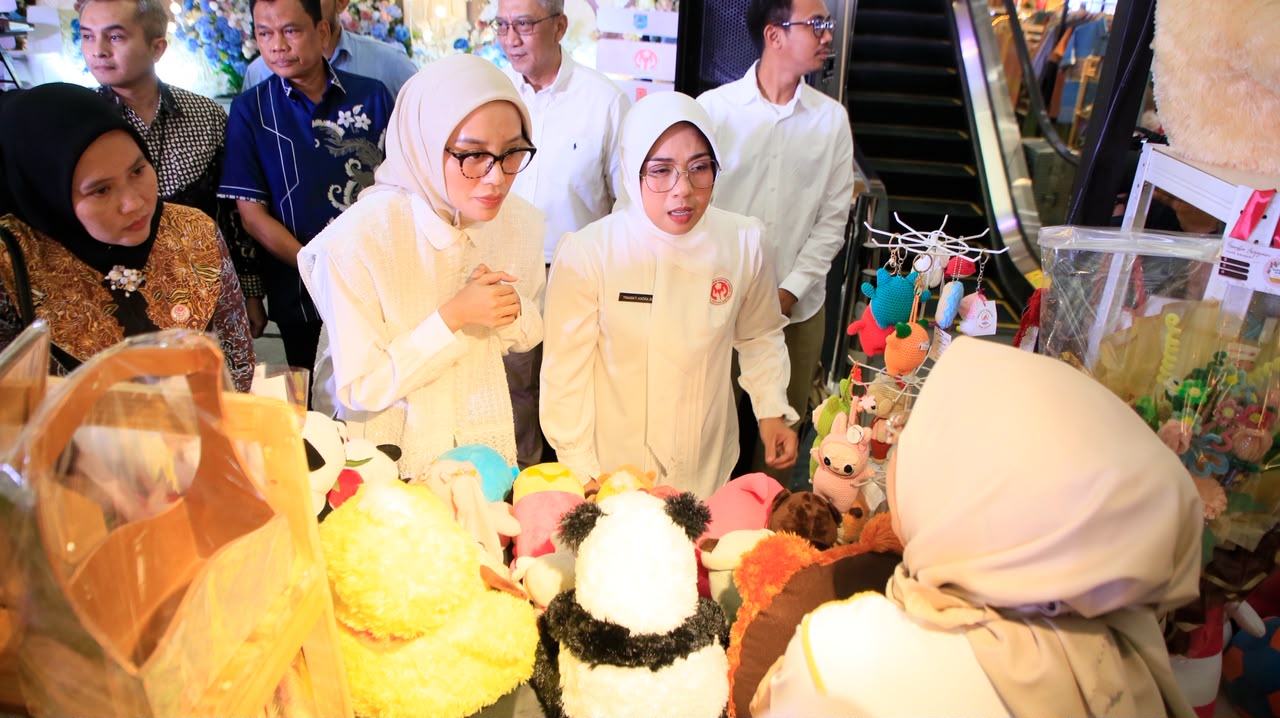 PRODUK LOKAL. Ketua Dekranasda Provinsi Banten, Tinawati Andra Soni (kanan) bersama Ketua Dekranasda Kota Tangsel, RR Truetami Ajeng Pilar saat melihat produk-produk hasil karya pengrajin asli Tangsel.