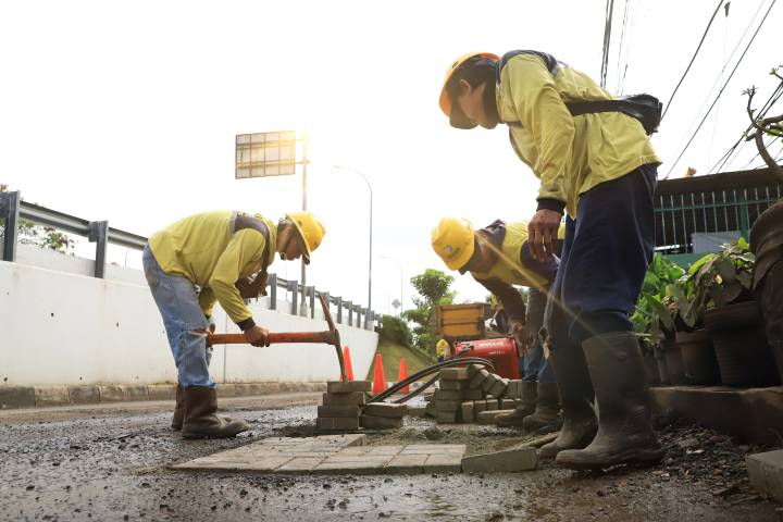 MEMPERBAIKI JALAN BERLUBANG. Petugas DPUPR Kota Tangerang memperbaiki jalan berlubang di Jl KH Agus Salim, Kecamatan Batuceper, Kota Tangerang, Selasa (10/2) lalu.