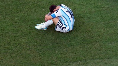Bintang Argentina menangis usai kalah dramatis dari Spanyol. Foto : Ist