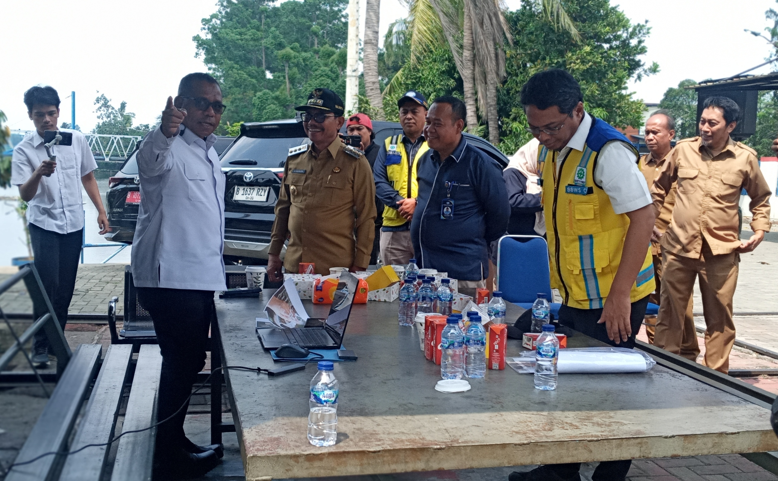 TINJAU CISADANE: Dirjen SDA Kementerian Pekerjaan Umum Arnold Aristoteles Paplapna Ritiauw (menunjuk) saat berkoordinasi dengan Wali kota Tangerang Sachrudin terkait kondisi Sungai Cisadane. MADE/SATELIT NEWS