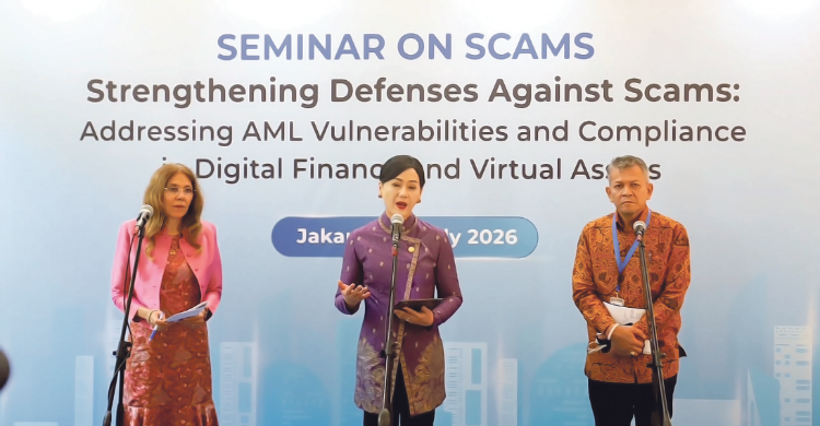 Ketua Dewan Komisioner OJK Friderica Widyasari Dewi (tengah) saat konferensi pers. Foto : Ist
