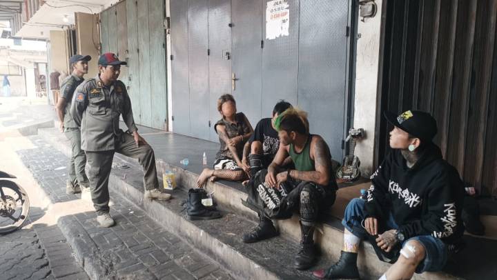 DITERTIBKAN: Anak punk yang ditertibkan oleh Trantib Kecamatan Larangan. ISTIMEWA