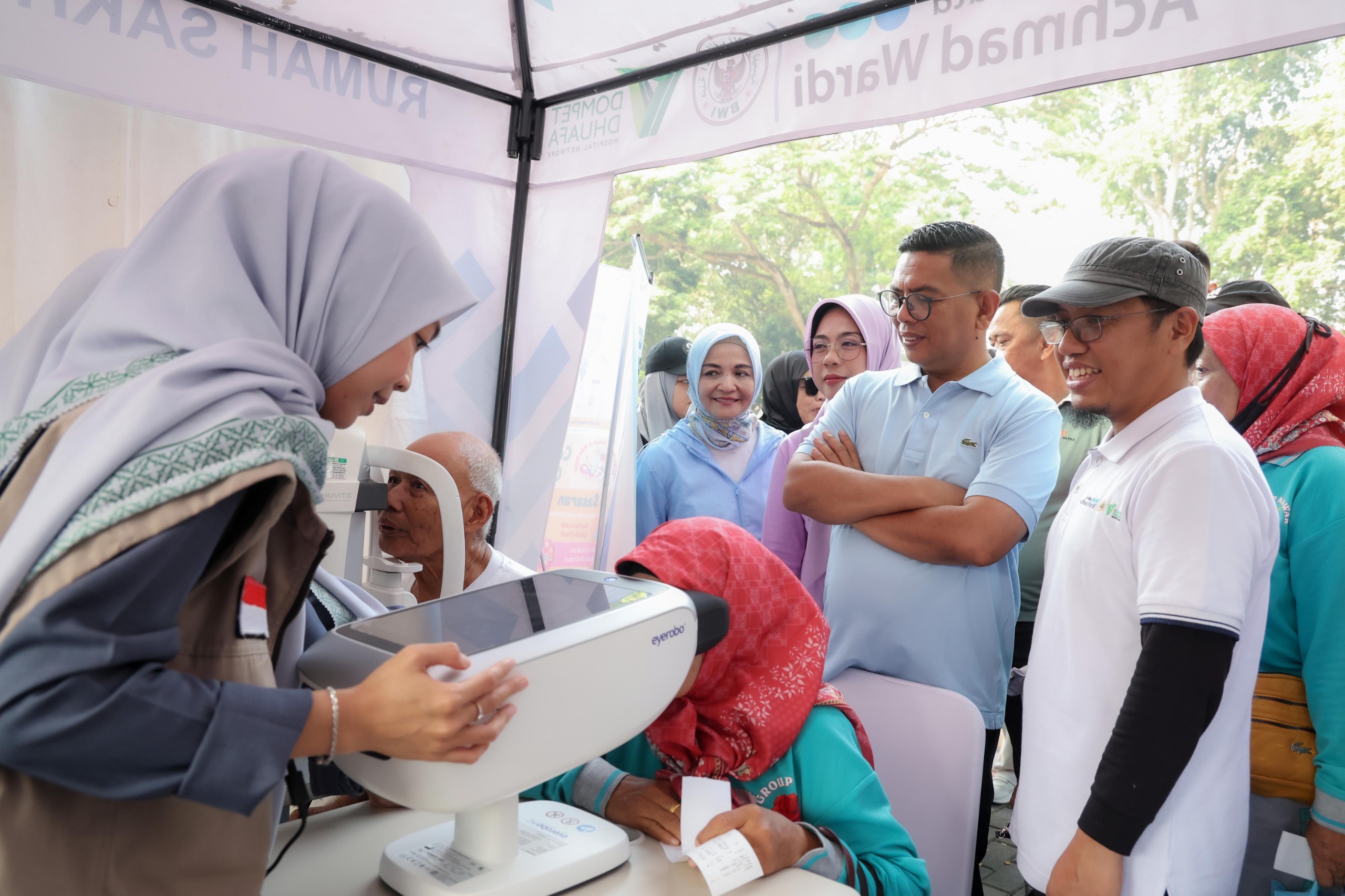 Gubernur Andra Soni saat menghadiri acara Semarak Gerak Sehat Program Pengelolaan Penyakit Kronis (Prolanis) Provinsi Banten 2026 di Kota Serang, Sabtu (25/7/2026). Foto : Humas Pemprov