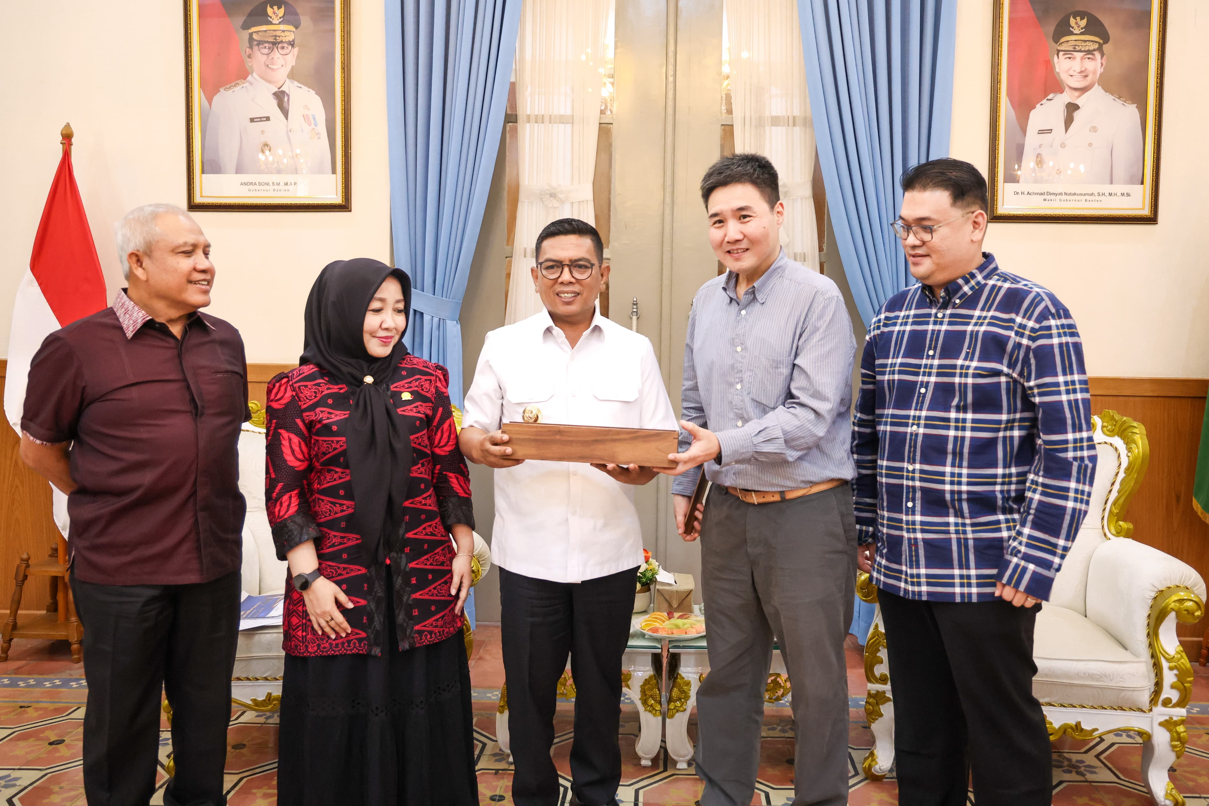 Gubernur Andra Soni menerima kunjungan General Manager PLN UID Banten yang baru Tonny Bellamy beserta jajaran. Foto : Humas Pemprov