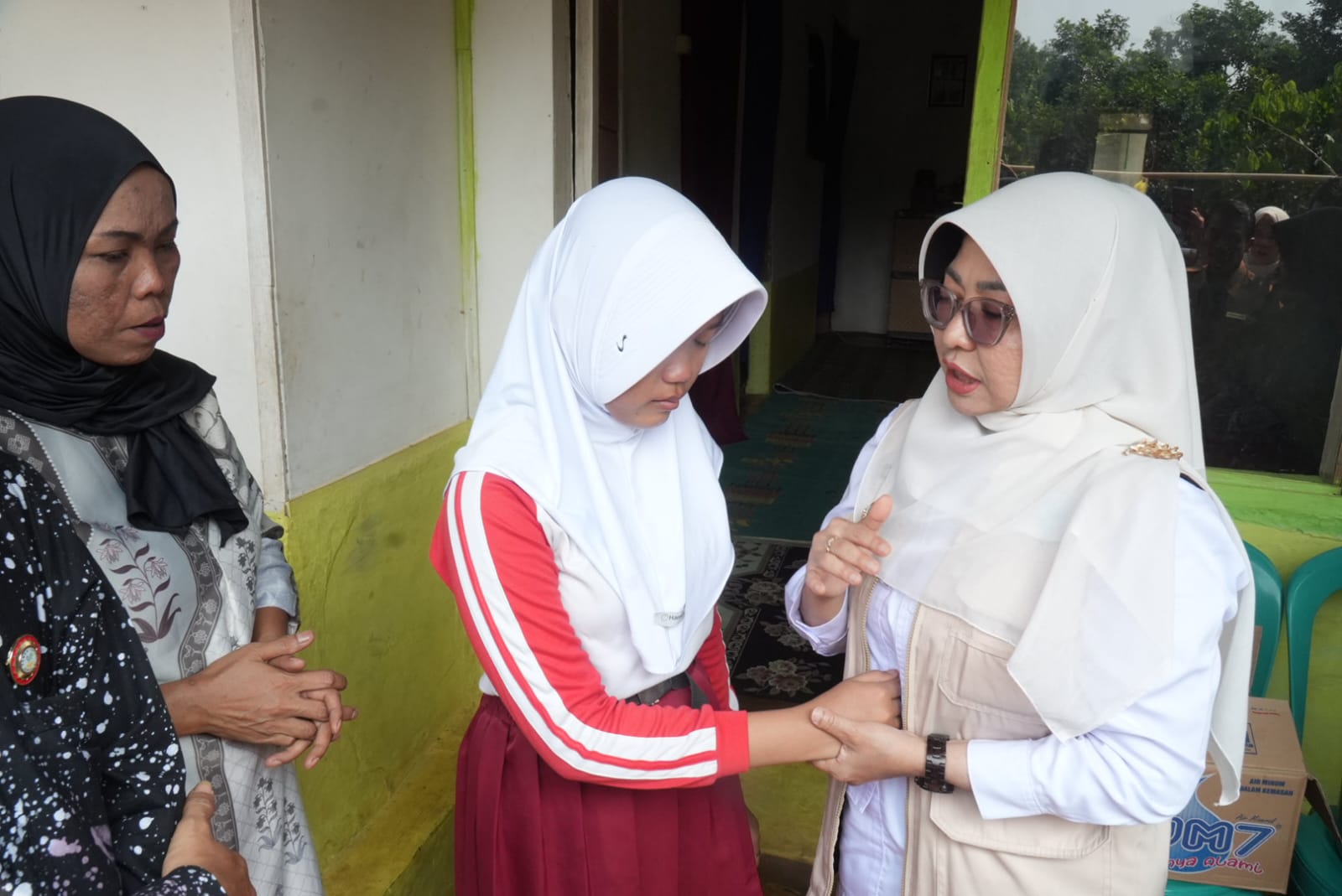 Bupati Pandeglang, Raden Dewi Setiani mengunjungi rumah Arini Cahya Putri, salah satu calon siswa Sekolah Rakyat (SR), di Kampung Kadusireum, Desa Kadulimus, Kecamatan Banjar, Selasa (21/7/2026).(Istimewa)