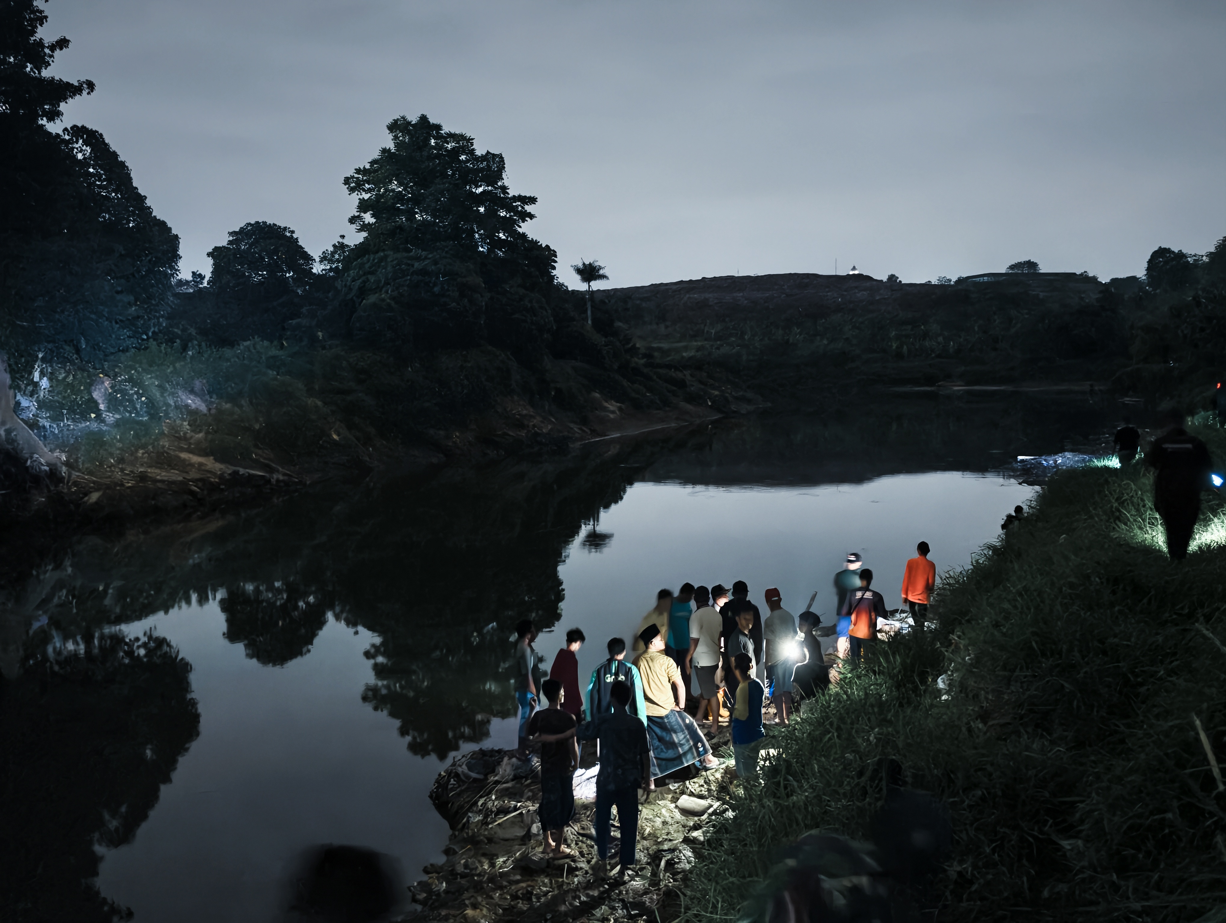 Proses pencarian korban tenggelam di Sungai Cisadane saat malam hari