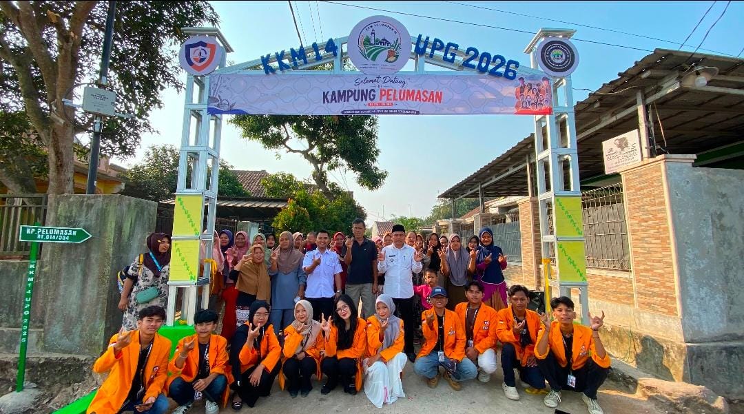 Kelompok Kerja Mahasiswa (KKM) 14 Kelurahan Pabuaran, Kecamatan Walantaka, Kota Serang, membangun gapura.(Istimewa)