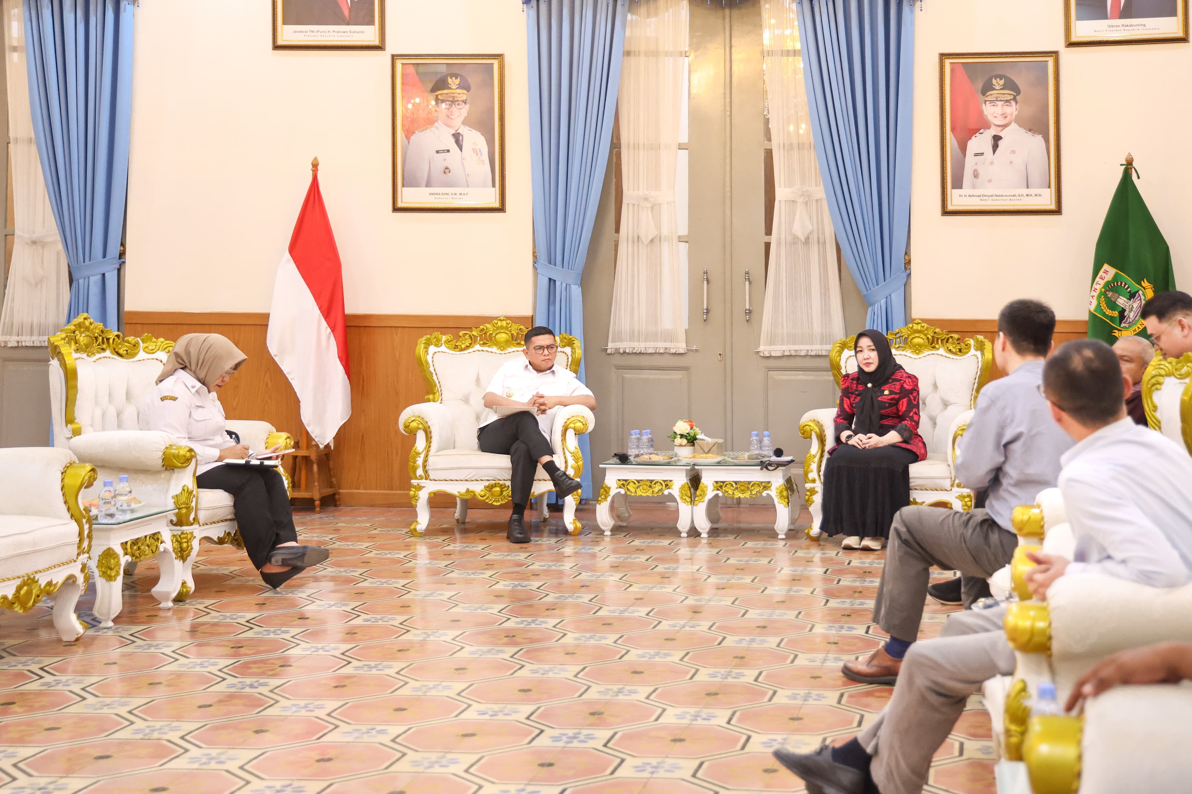 TERIMA INVESTOR. Gubernur Banten Andra Soni terima investor dari Beijing, di Gedung Negara Provinsi Banten Jalan Brigjen KH Sam’un No. 5 Kota Serang, Rabu (29/7). BIRO ADPIM PEMPROV BANTEN