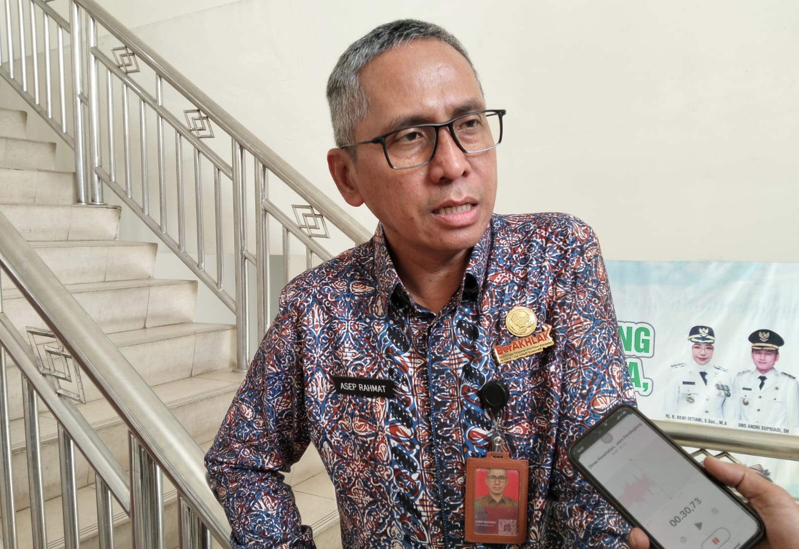 WAWANCARA SOAL LHP. Sekda Pandeglang, Asep Rahmat, sedang diwawancarai wartawan soal tindak lanjut LHP BPK RI atas LKPD Pandeglang TA 2025, di lingkungan Kantor Setda Pandeglang, beberapa waktu lalu. (NIPAL SUTIANA/TANGSEL POS)