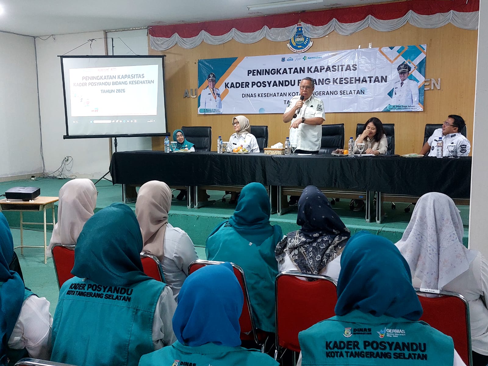 POSYANDU. Wali Kota Tangsel, Benyamin Davnie saat memberikan pesan kepada para Kader Posyandu di Kecamatan Pondok Aren
