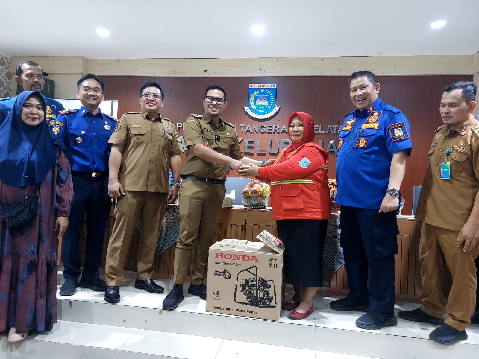 Damkar Tangsel memberikan edukasi pencegahan kebakaran dan menyalurkan bantuan peralatan darurat kepada warga Kelurahan Parigi, Pondok Aren. (Ist)