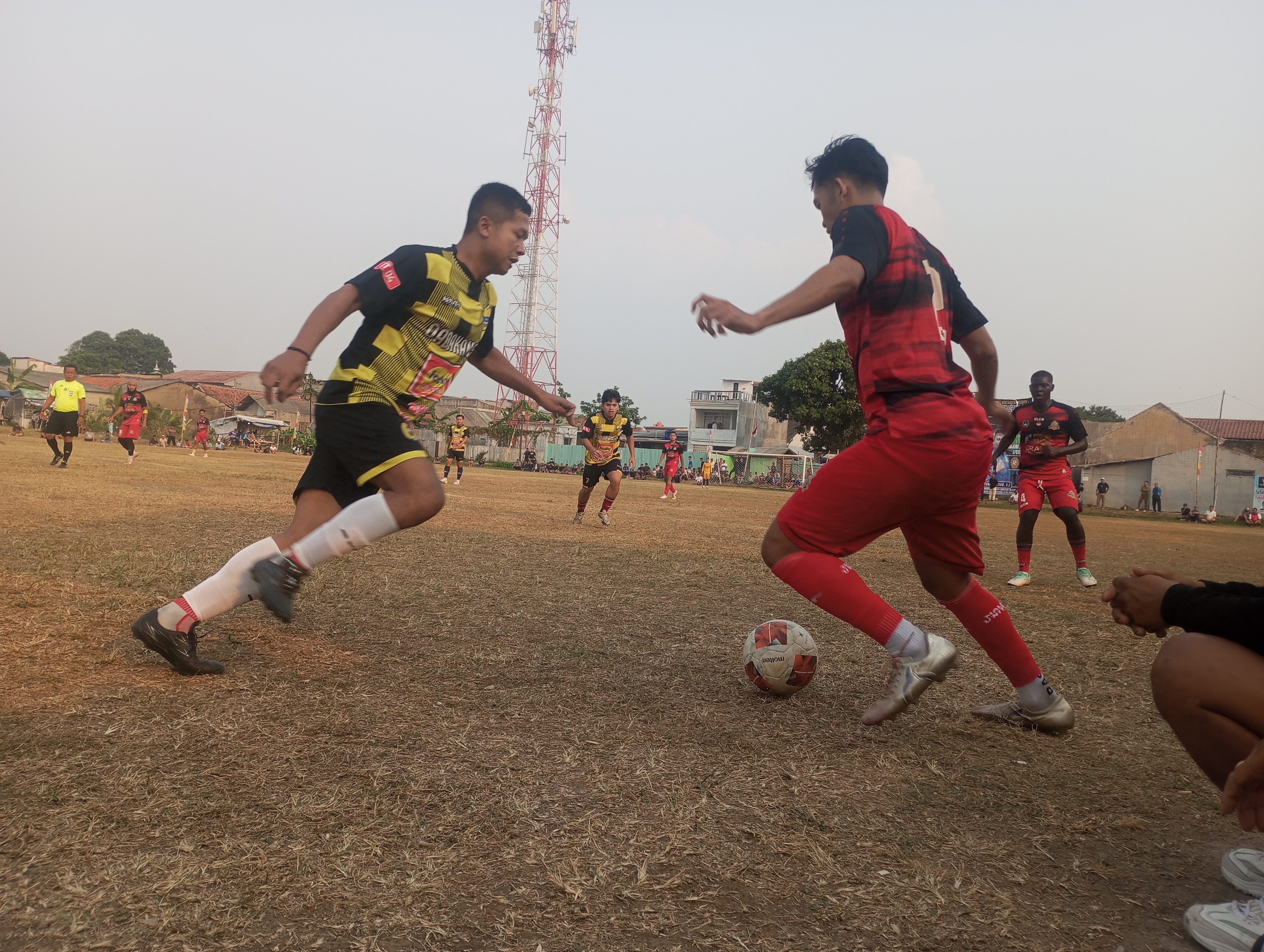 Pemain Kejaksaan FC berusaha merebut bola dari kaki bek Blora United, Bima pada pertandingan Selasa (21/07/2026).(tangselpos.id).