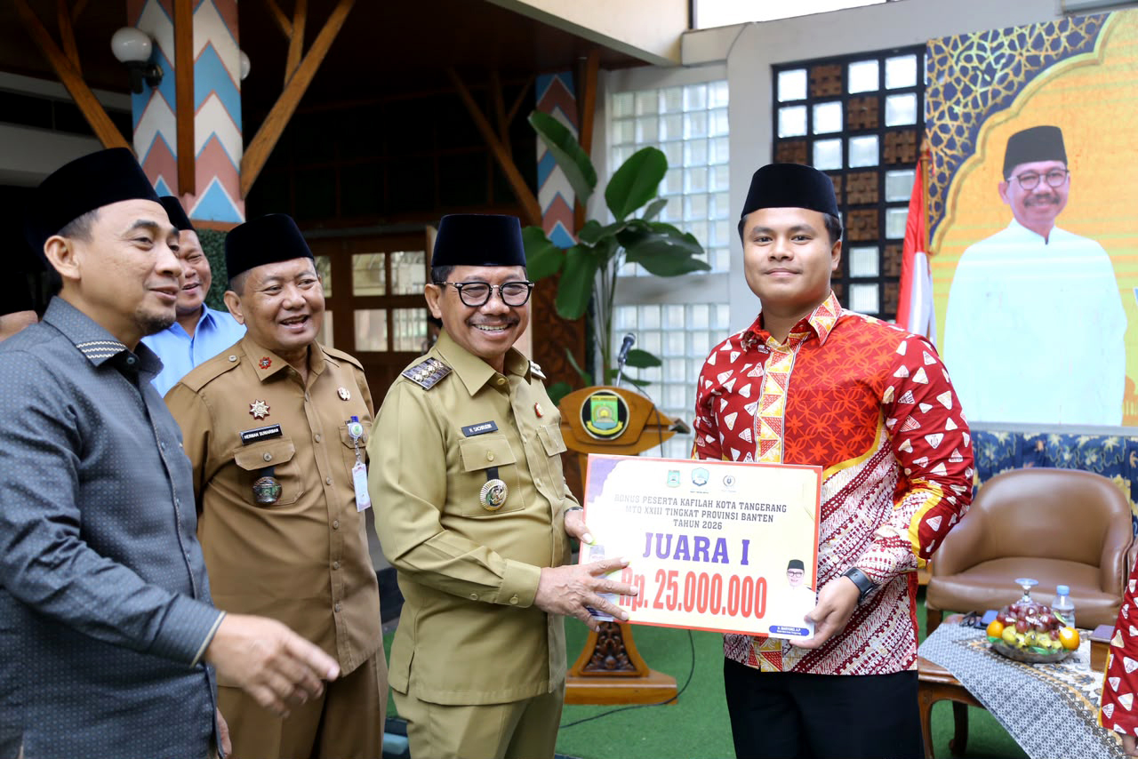 SERAHKAN BONUS: Wali kota Tangerang Sachrudin menyerahkan bonus kepada kafilah. ISTIMEWA