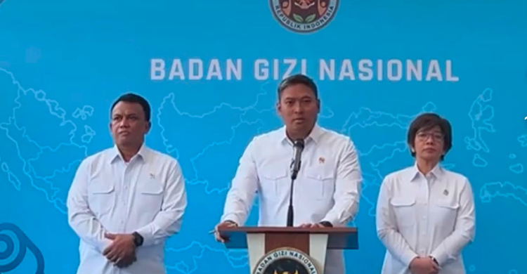 Kepala BGN Sudaryono (tengah) bersama dua wakilnya: Trenggono (kiri) dan Agustina Arumsari (kanan) dalam konferensi pers di Kantor BGN, Jakarta, Senin (27/7/2026). Foto: IG