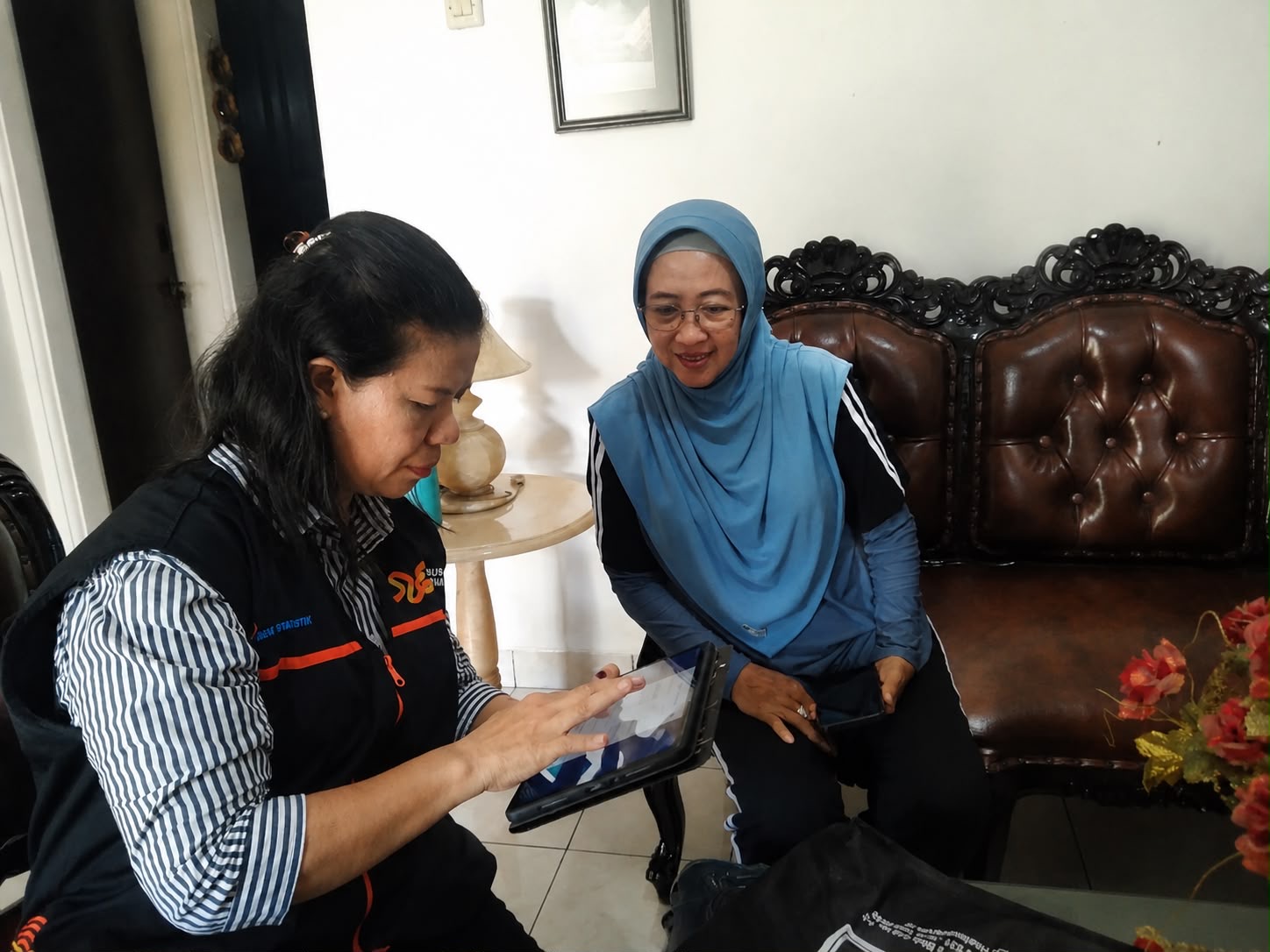 SENSUS: Petugas BPS melakukan sensus kepada masyarakat. ISTIMEWA