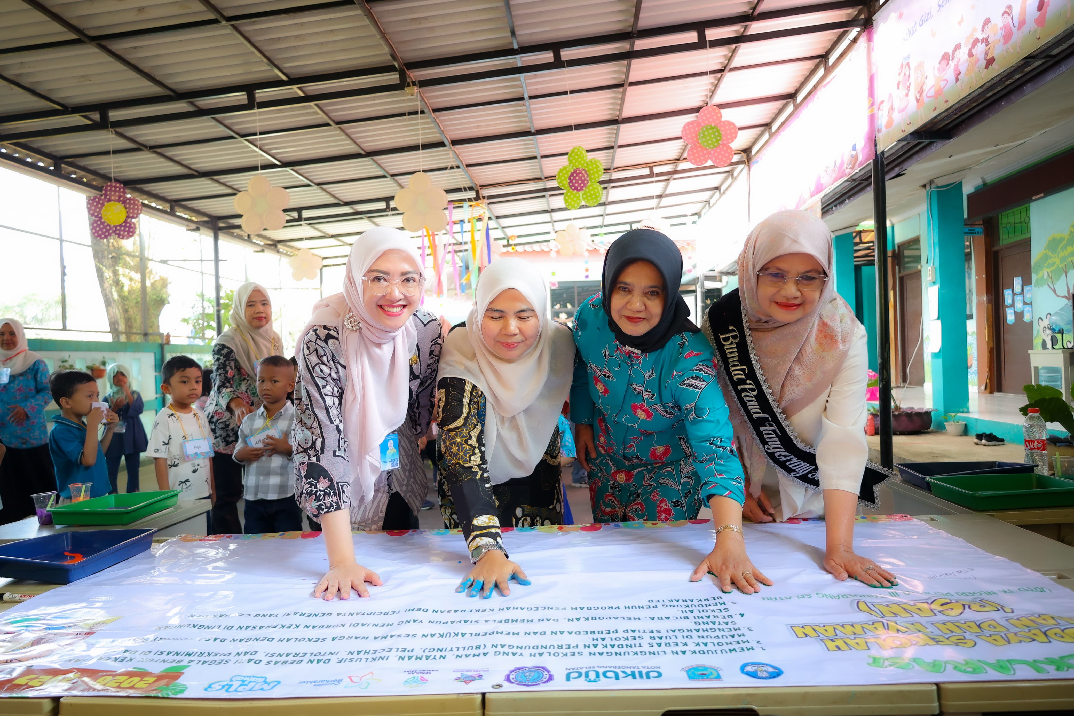 Bunda PAUD Kota Tangerang Selatan, Tini Indrayanthi, turun langsung memantau pelaksanaan Masa Pengenalan Lingkungan Sekolah (MPLS). (Ist)