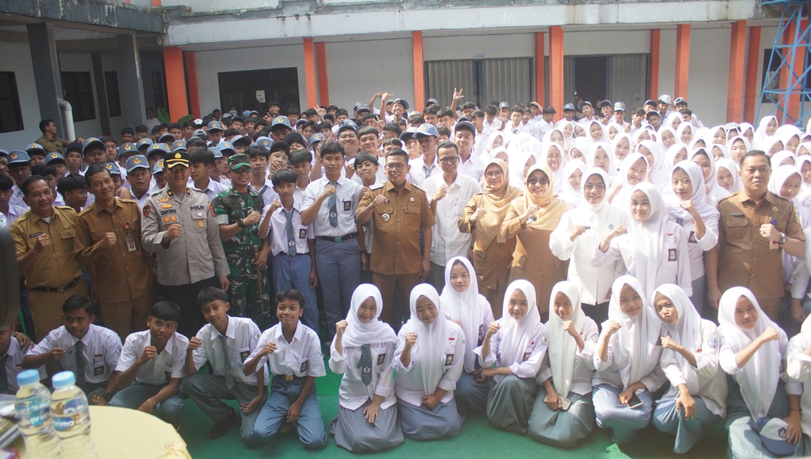 FOTO BERSAMA. Usai memberikan motivasi, Bupati Pandeglang Dewi Setiani bersama Gubernur Banten Andra Soni, didampingi jajarannya sedang foto bersama para pelajar di SMK PGRI Pandeglang, Senin (20/7). (DOK. PROKOPIM SETDA PANDEGLANG)