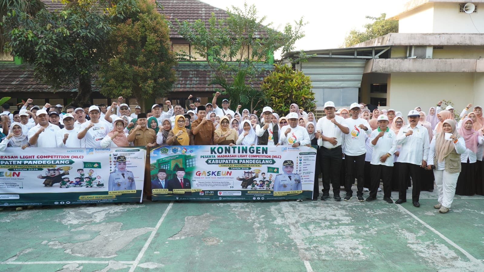 FOTO BERSAMA. Usai memberikan arahan, Bupati Pandeglang Raden Dewi Setiani didampingi jajarannya foto bersama para peserta MLC Kabupaten Pandeglang sebelum berangkat mengikuti kompetisi tingkat Provinsi Banten Tahun 2026, di Kemenag Kabupaten Pandeglang, Senin (27/7). (DOK. PROKOPIM SETDA PANDEGLANG)