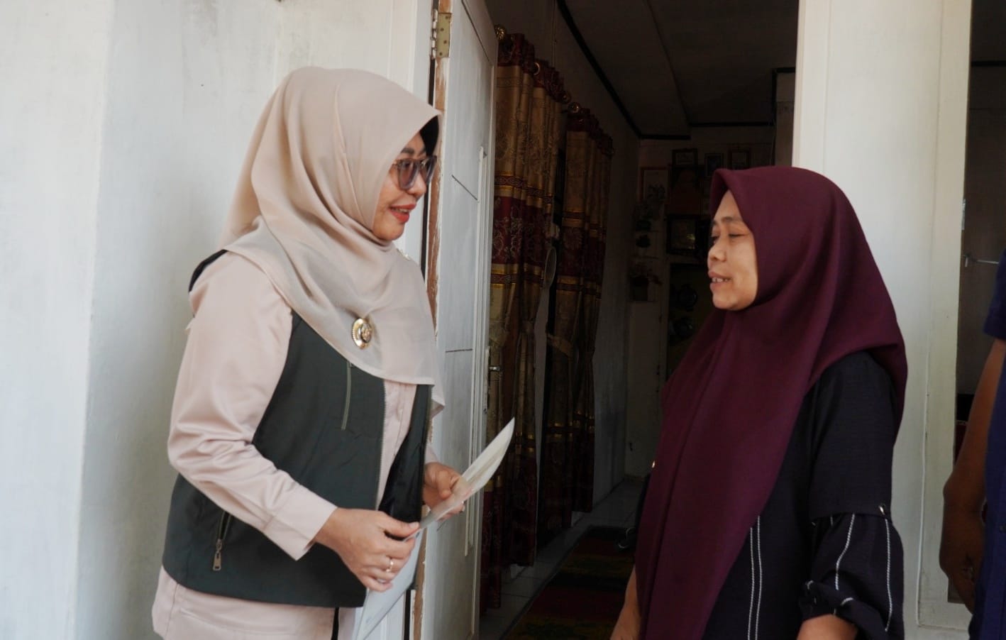 Bupati Dewi Setiani menyerahkan secara langsung Sertifikat Hak Atas Tanah (SHAT) kepada warga dengan mendatangi rumah penerima di Kampung Malangsari, Desa Saninten, Kecamatan Kaduhejo, Jumat (10/7/2026).(Istimewa)