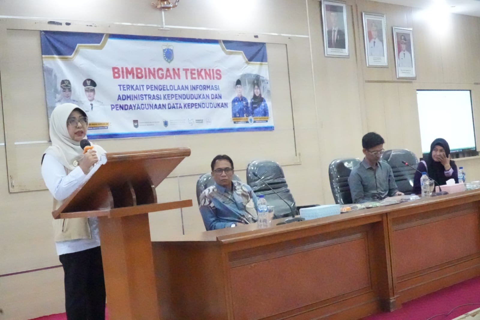 Bupati Raden Dewi Setiani saat menyampaikan sambutan dalam acara bimtek Pengelolaan Informasi Administrasi Kependudukan dan Pendayagunaan Data Kependudukan, di Setda Pandeglang, Kamis (2/7/2026).(Istimewa)