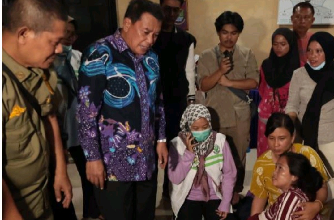 Bupati Tangerang Moch. Maesyal Rasyid menemui warga yang terdampak kebakaran di Tempat Pembuangan Akhir (TPA) Jatiwaringin, Kecamatan Mauk. Rabu dini hari, (1/7/26). Foto : Ist