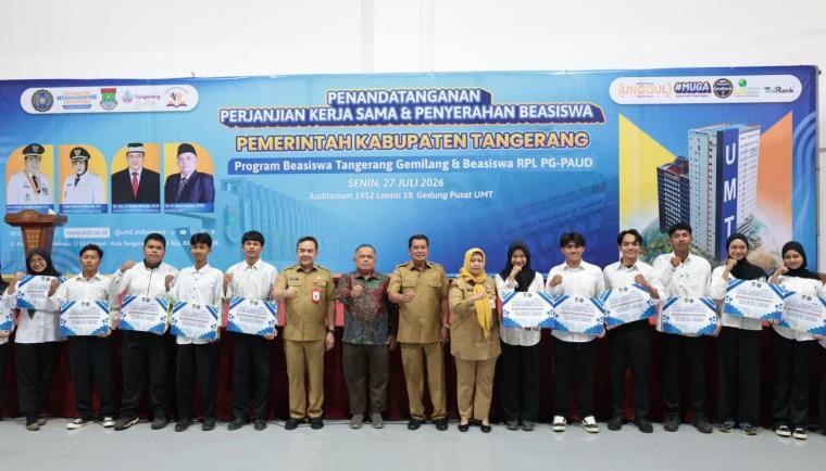 Bupati Tangerang Moch. Maesyal Rasyid menyaksikan penandatanganan kerja sama Program Beasiswa Tangerang Gemilang. Foto : Humas Pemkab Tangerang