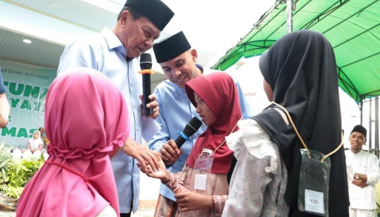 Bupati Tangerang Moch. Maesyal Rasyid menghadiri kegiatan santunan anak yatim dan khitanan massal di Masjid Sholeh Al Balusyi, Kecamatan Sindang Jaya, Minggu (19/7/2026). Foto : Ist