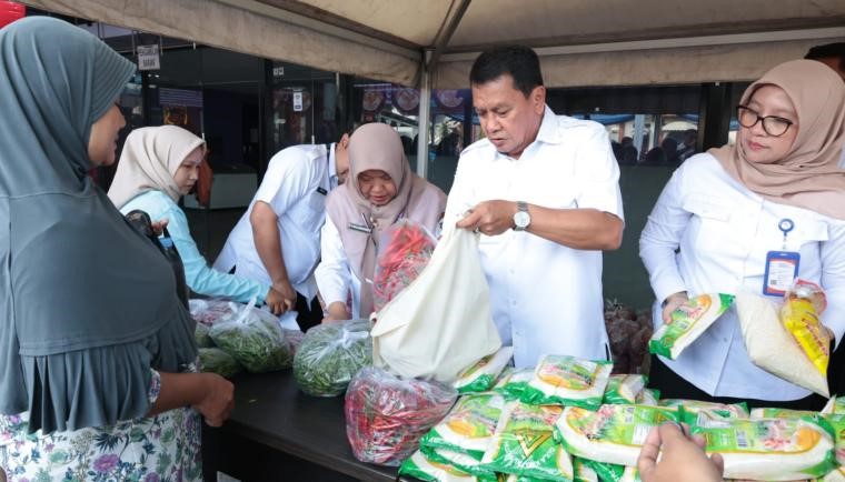 Bupati Tangerang Moch. Maesyal Rasyid membuka Program Warung Tekan Inflasi (Warteksi) Gemilang di Gerai Tangerang Gemilang (GTG) Cikupa, Rabu (22/7/2026). Foto : Humas Pemkab Tangerang