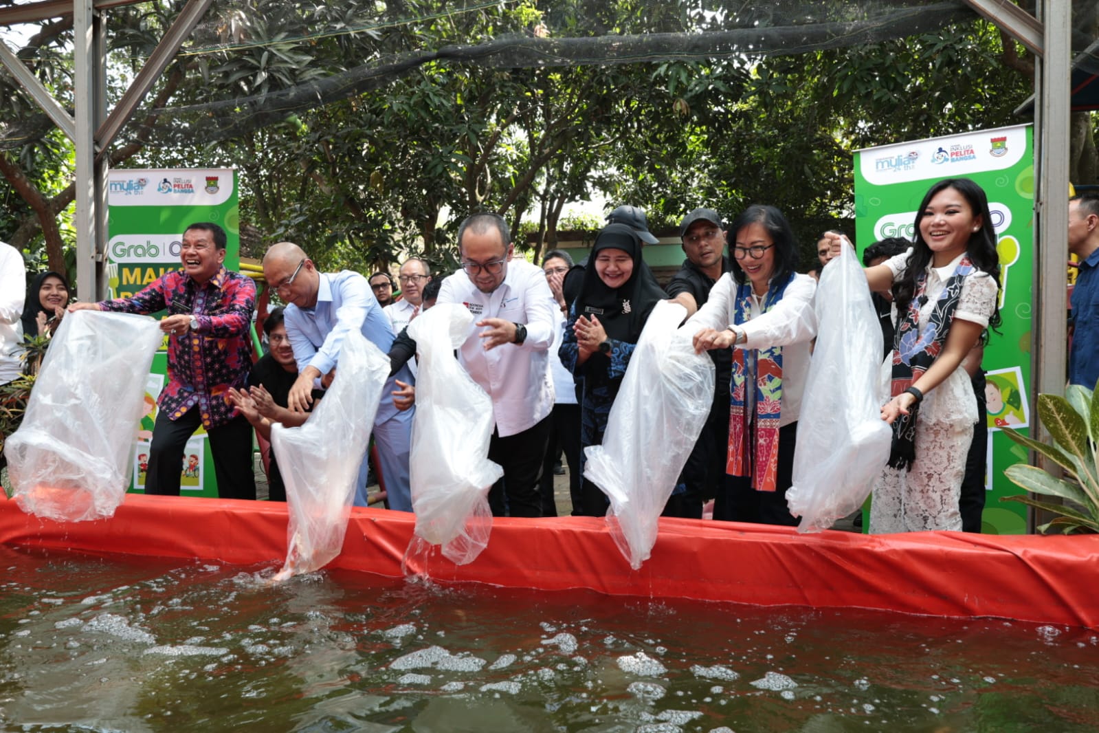 Bupati Tangerang Moch. Maesyal Rasyid (batik merah) meninjau pelaksanaan Program Makan Bergizi Gratis (MBG) berbasis Corporate Social Responsibility (CSR) di Sekolah Khusus Negeri (SKhN) 1 Kabupaten Tangerang, Kecamatan Balaraja, Kamis (16/7/2026). Foto : Ist
